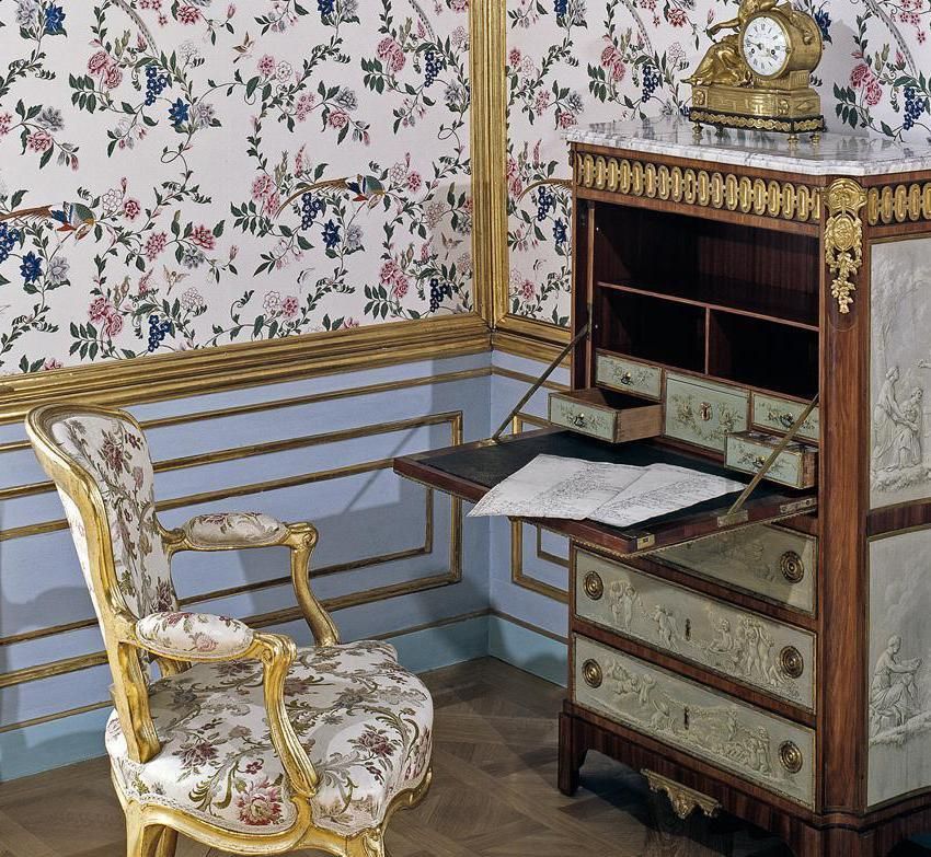 Image: Writing cabinet from Paris, circa 1770/75.